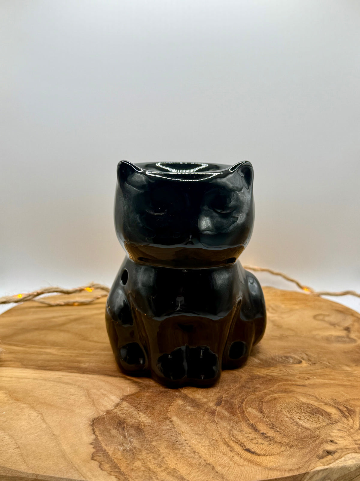 Räuchergefäß mit weißer Katze